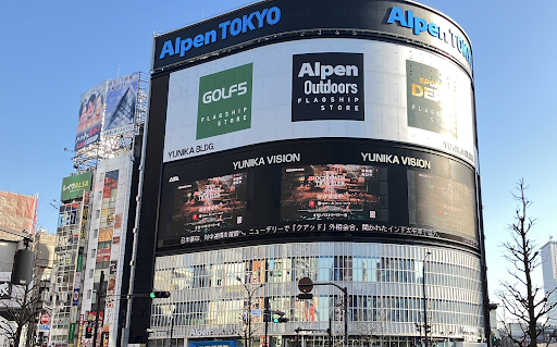 （写真：新宿　ユニカビジョン　放映写真）